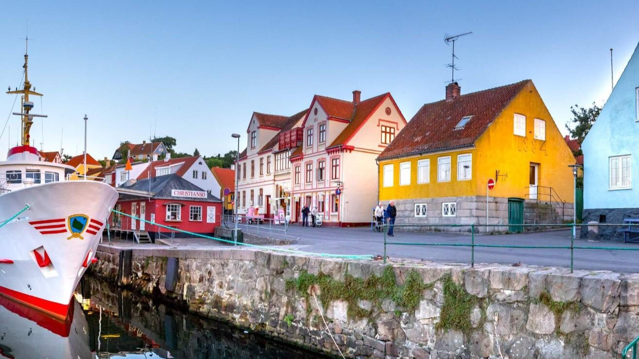 Billede af Gudhjem Havn ude foran isbutikken