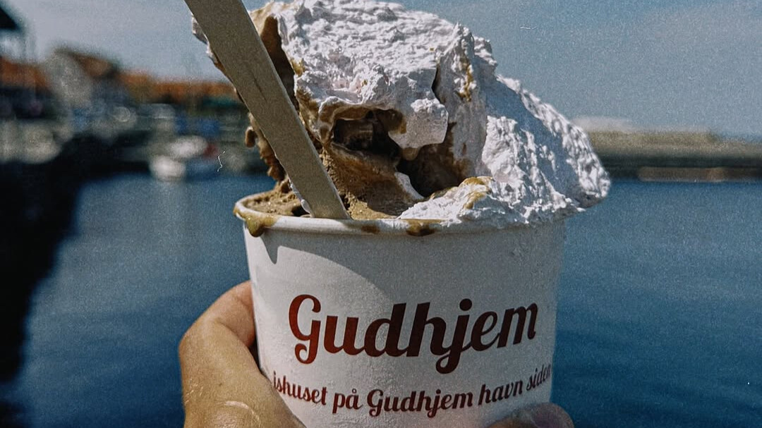 Billede af en is, foran Gudhjem Havn